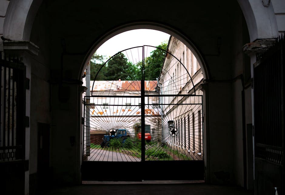 Šlagbaumas daugiabučio kiemui: žingsnis po žingsnio nuo bendrijos sprendimo iki paleidimo